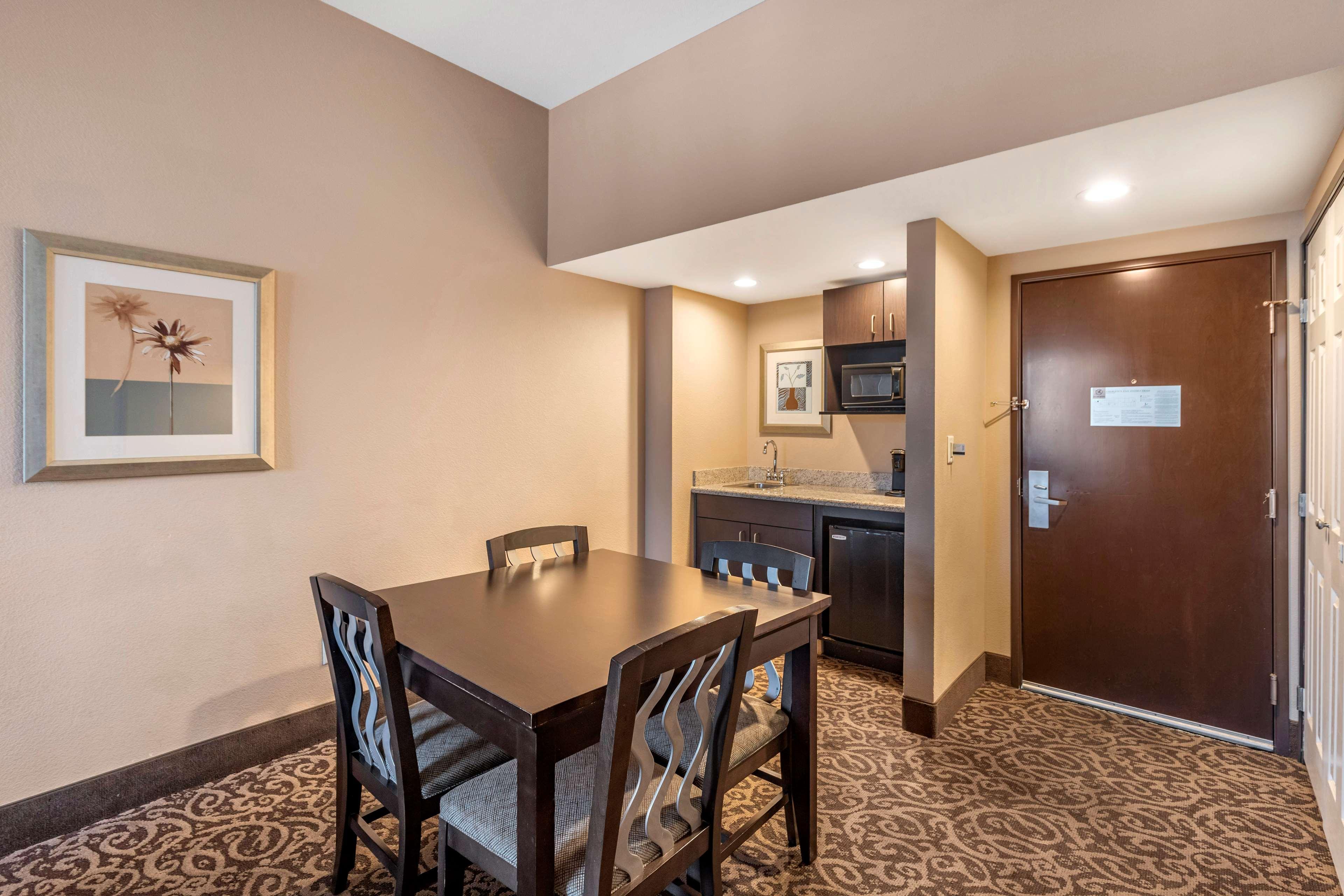 One-Bedroom King Suite Sofa Bed Balcony Dining Area Non-Smoking