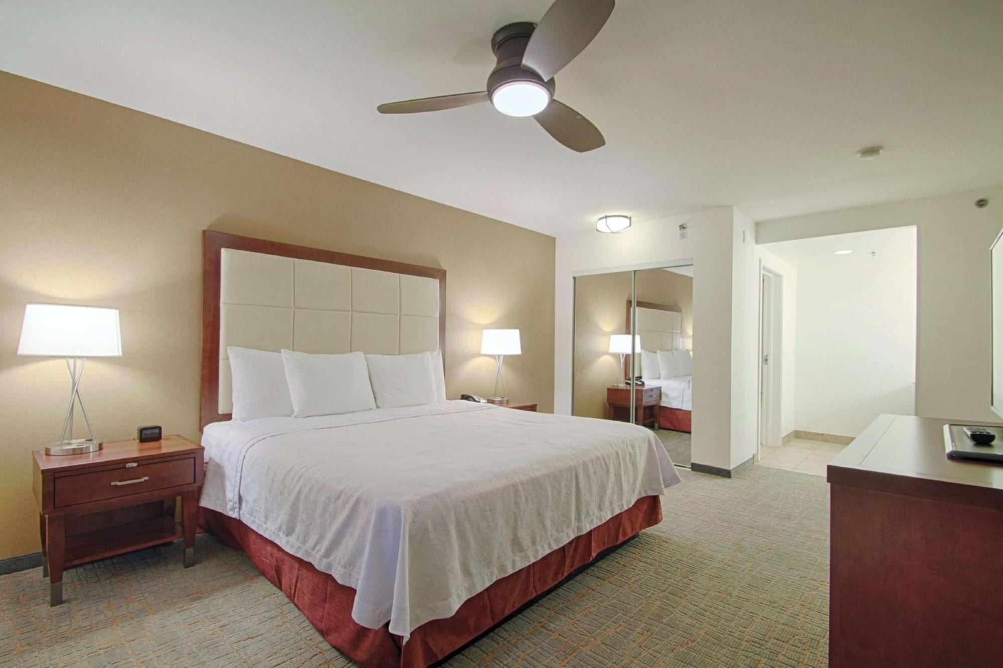 One-Bedroom Queen Suite Two Queen Beds Non-Smoking