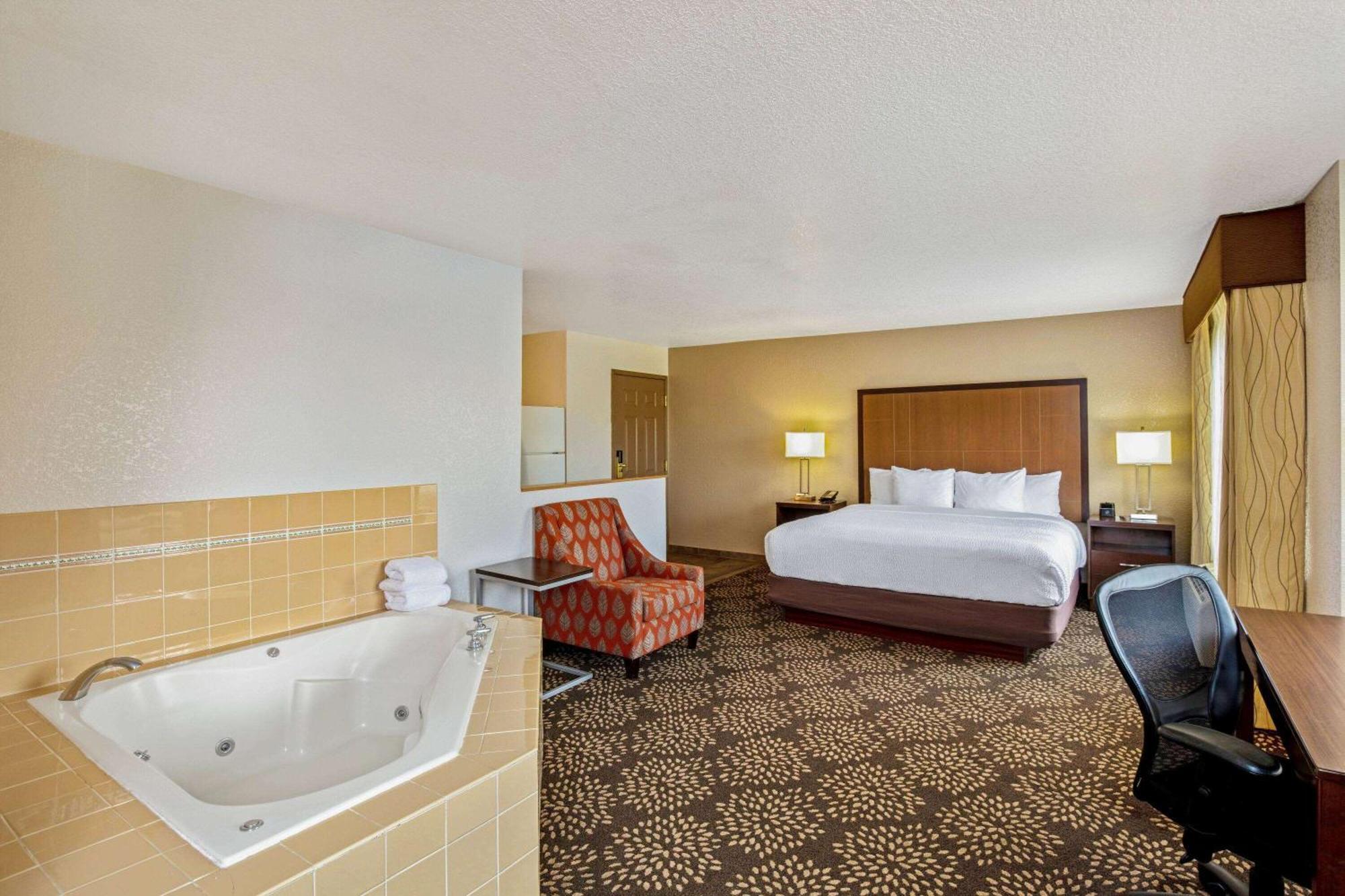 1 King Bed, Deluxe Studio Suite, Various Views, Non-Smoking