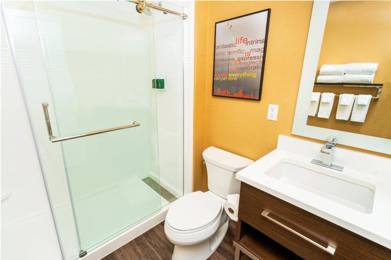 Deluxe Queen Suite