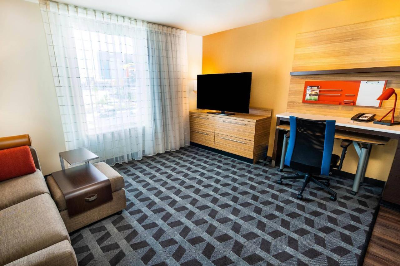 Deluxe Queen Suite