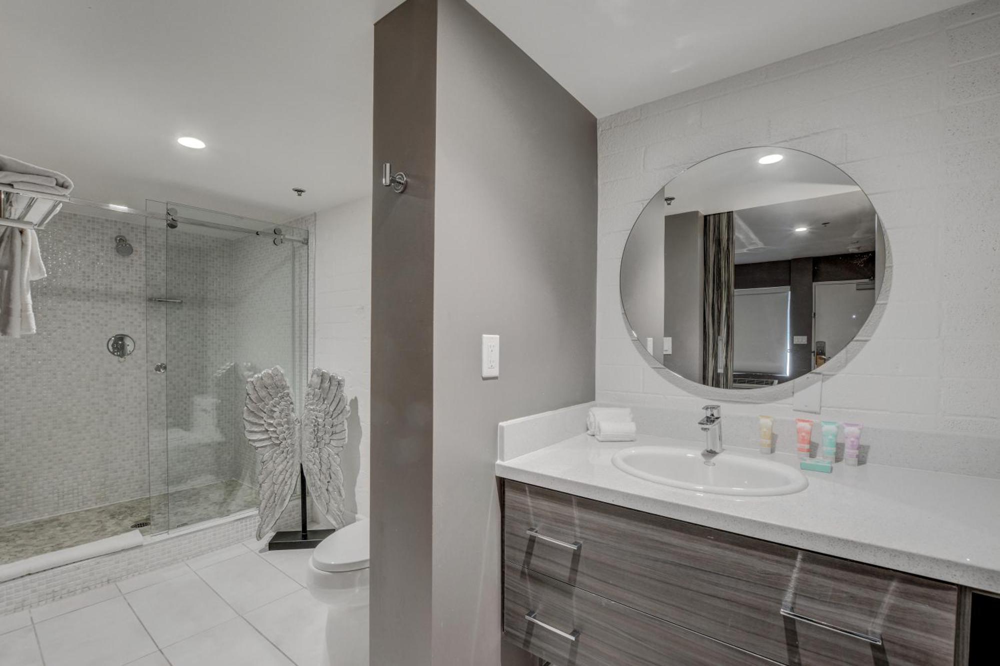 Poolside King Suite