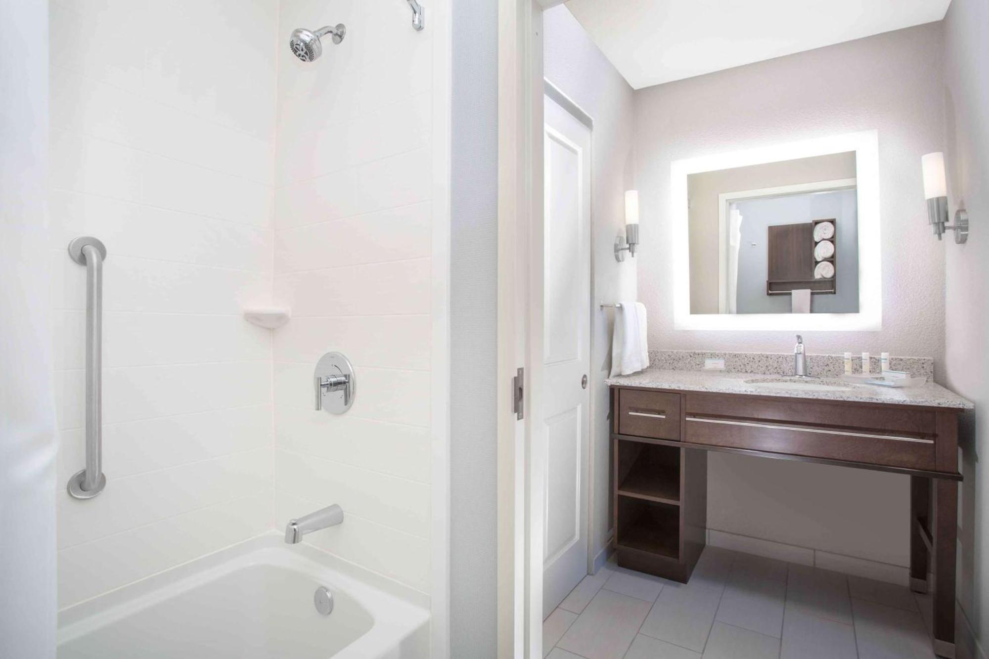 One-Bedroom Queen Suite with Two Queen Beds - Non-Smoking