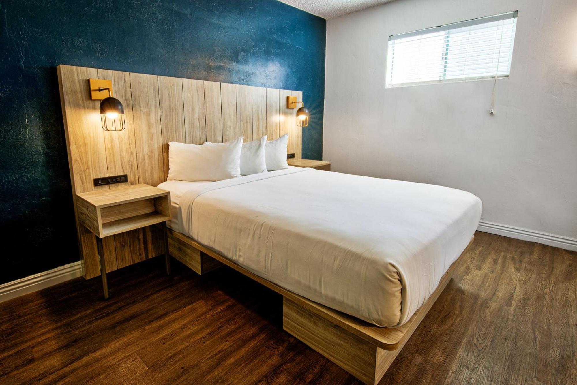 Standard Queen Room