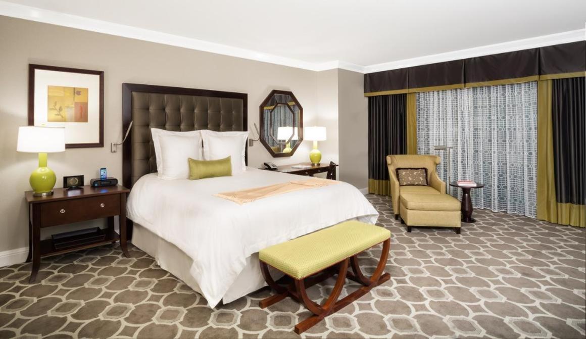 Octavius Premium Suite 1 King Bed 2 Queen Bedroom