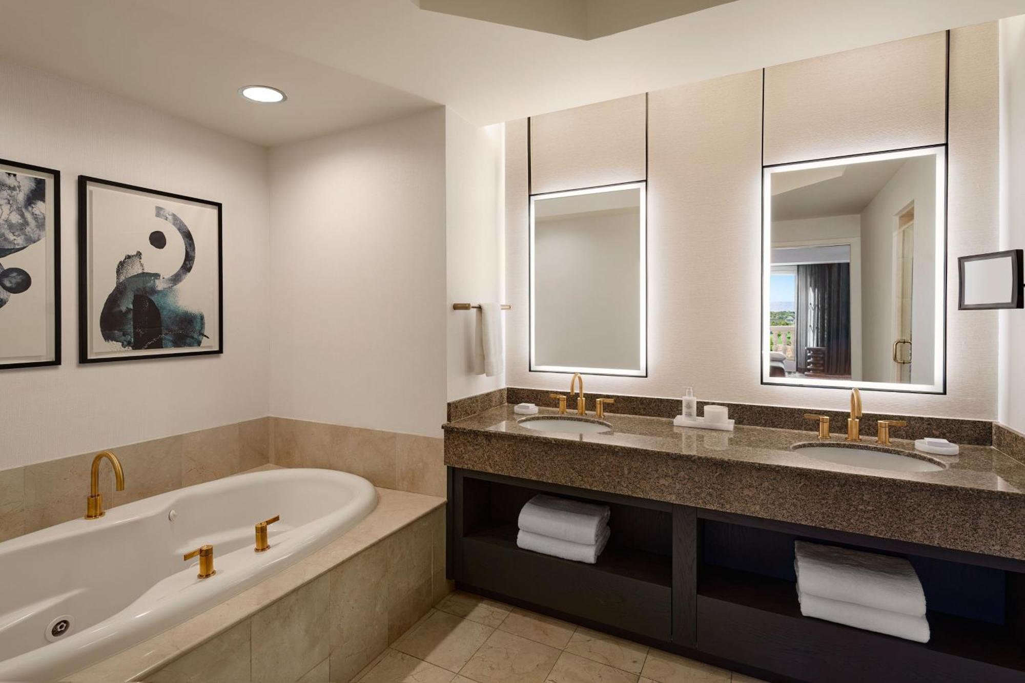 One-Bedroom King Suite Scenic View,1623655359:JPEG