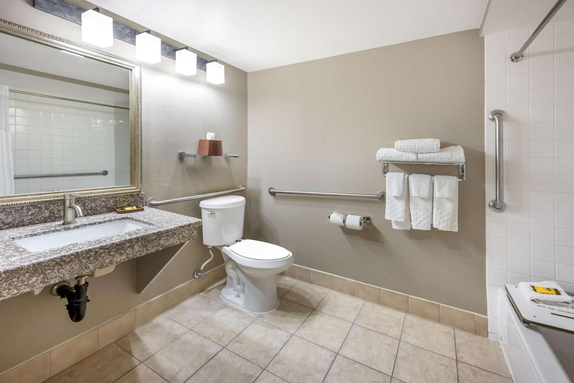 Suite mit Kingsize-Bett und Badewanne - barrierefrei/Nichtraucherzimmer