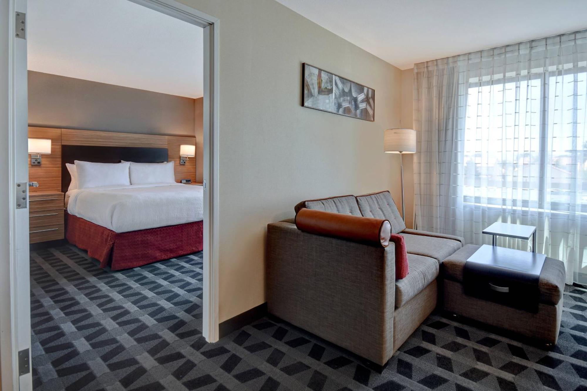 1 Bedroom Suite 1 King Sofa bed Poolside view