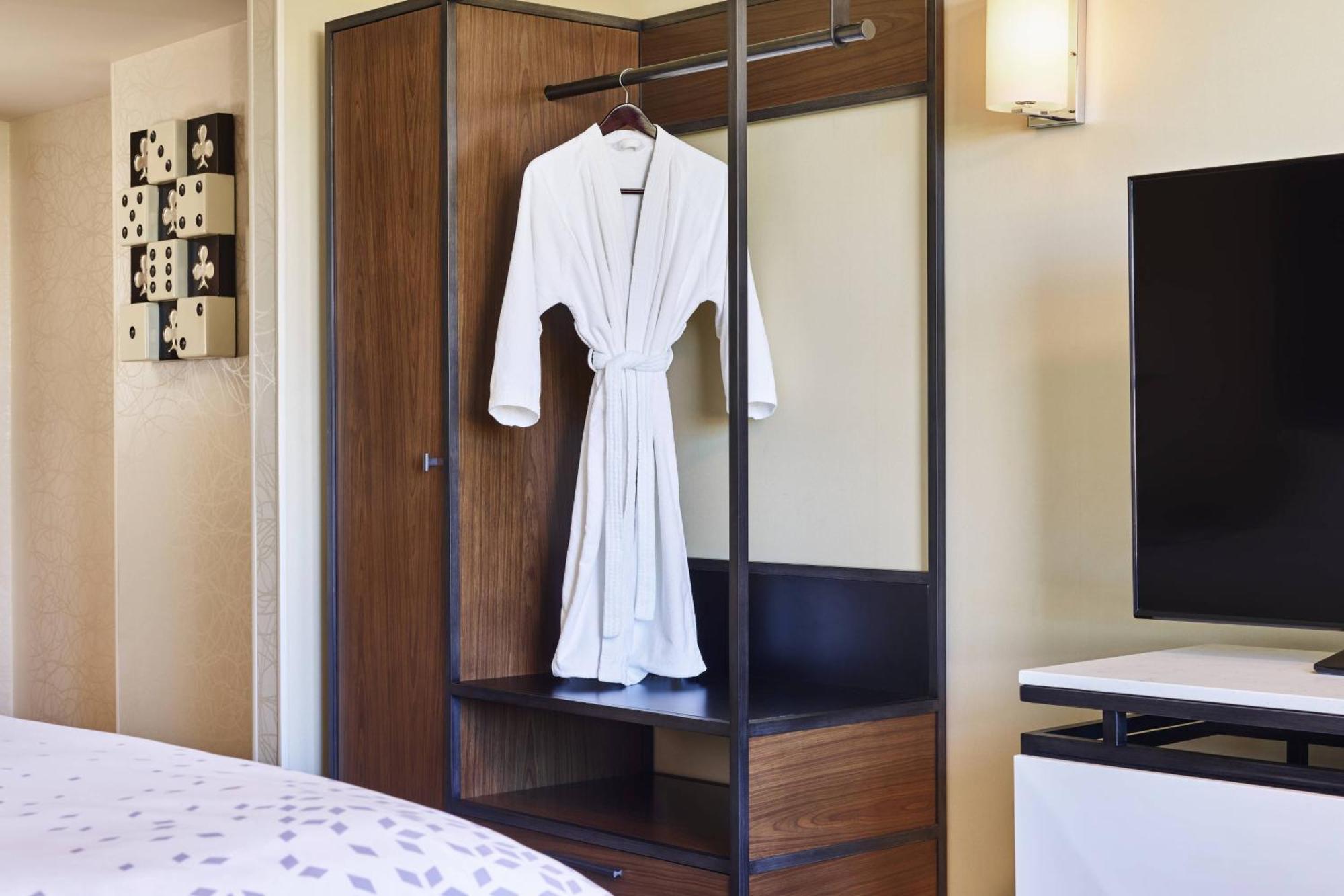 Deluxe King Room City View