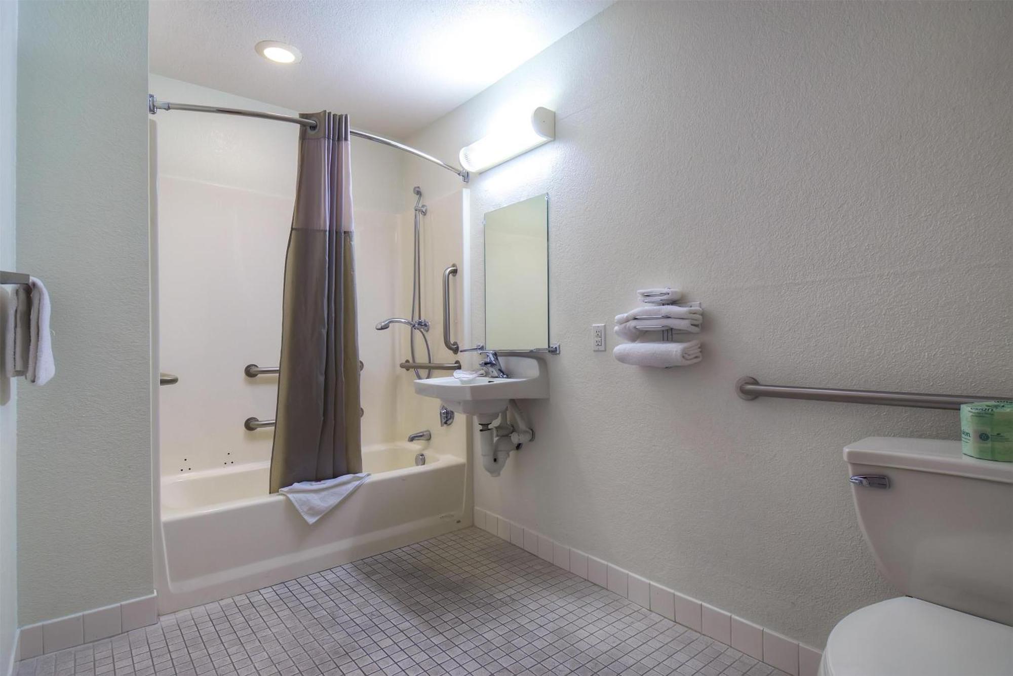 Queen Room - Disability Access - Non-Smoking