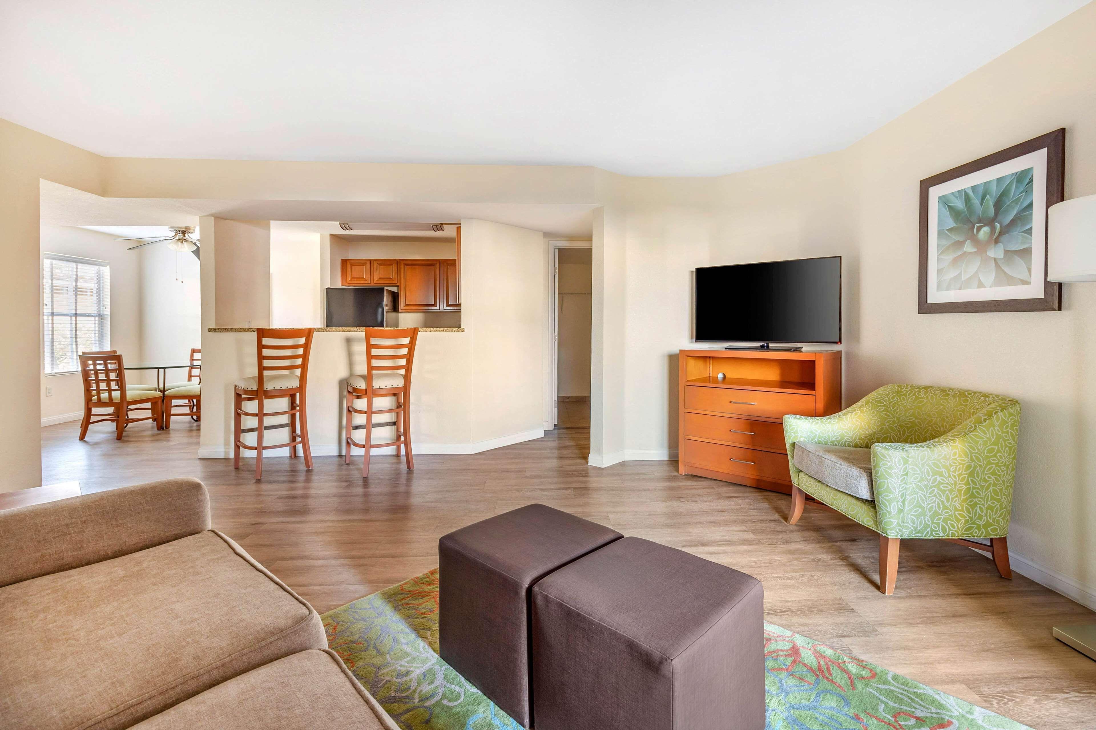 Two-Bedroom Suite Accessible Tub