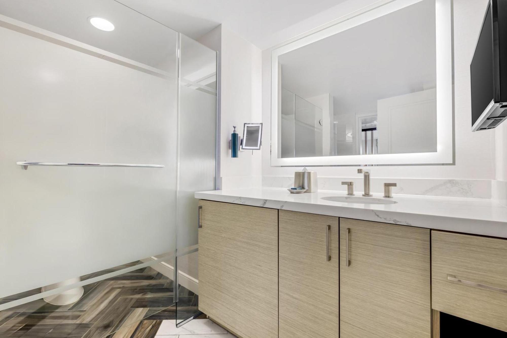One-Bedroom King Suite with Sofa Bed,1730022098:JPEG