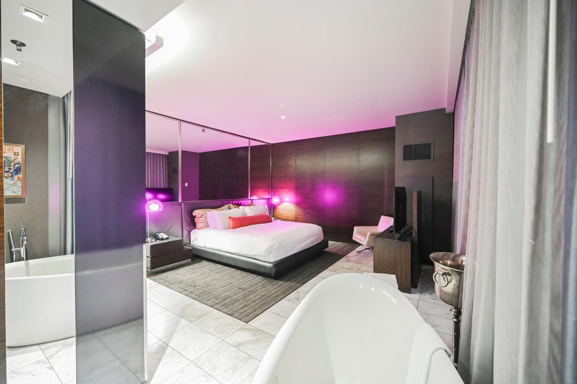 Stylish One-Bedroom 51st floor  | StripView & Balcony | Jetted Tub