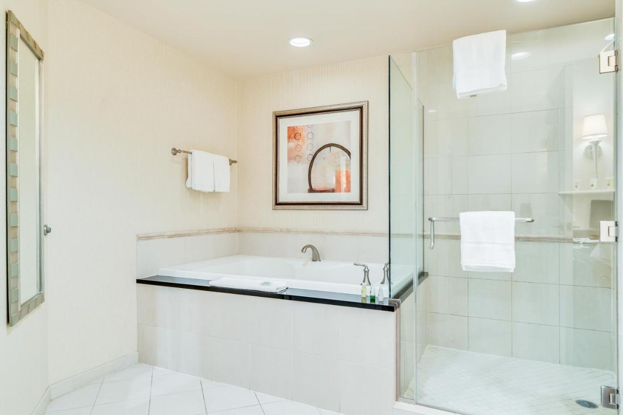 Deluxe Balcony Adjoining Suite