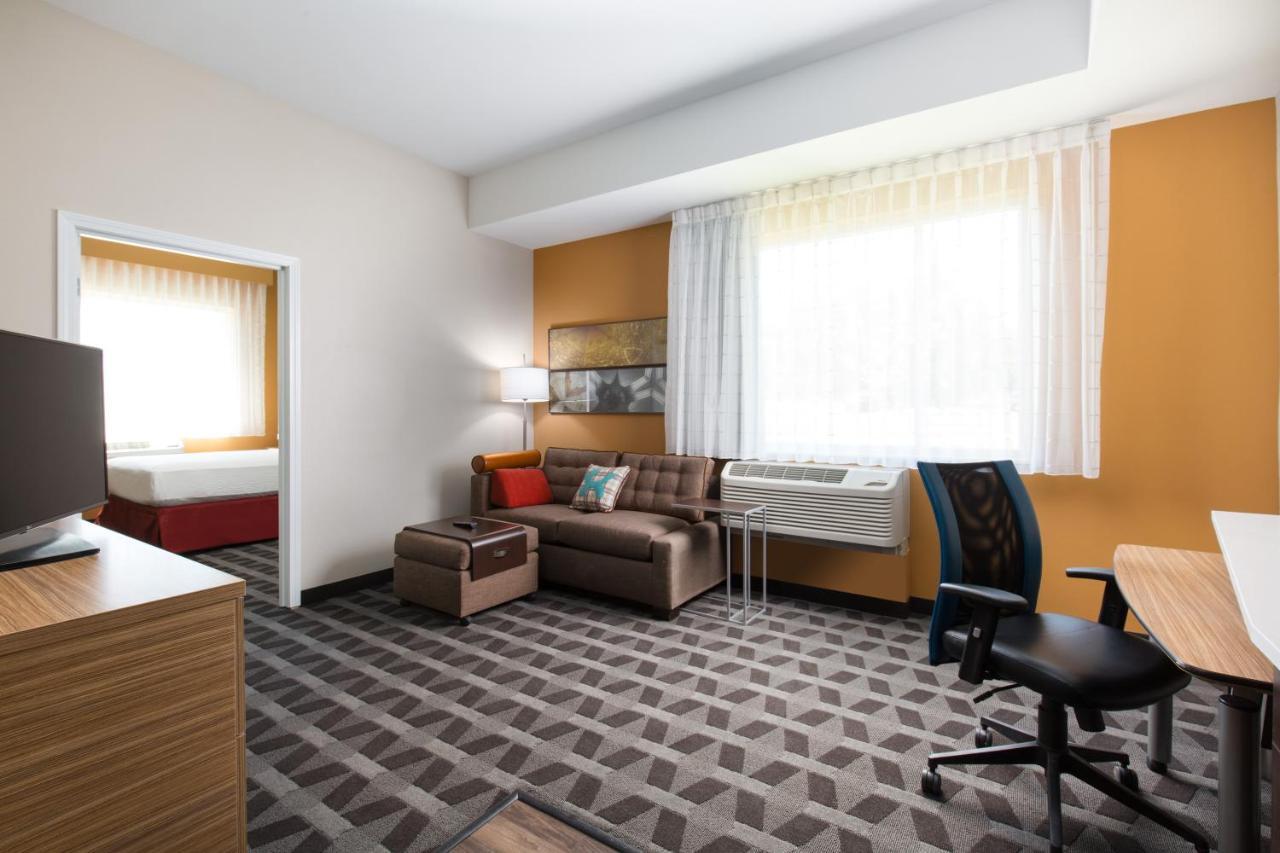 Deluxe Queen Suite