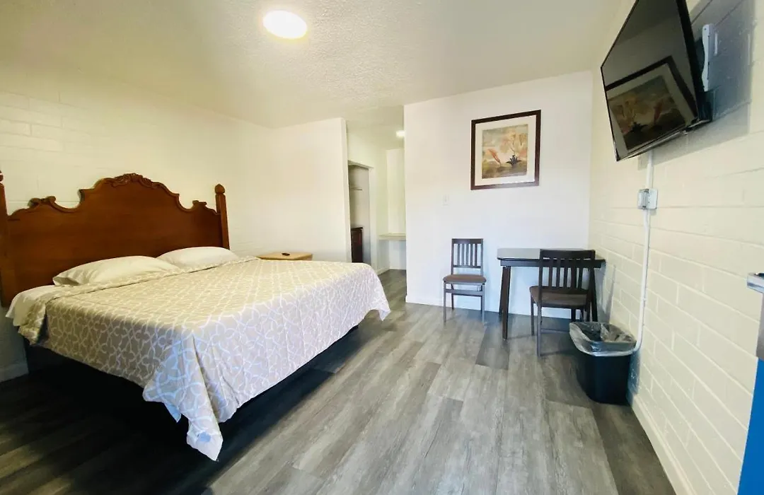 Lucky Cuss Motel-1