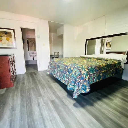 Lucky Cuss Motel-3