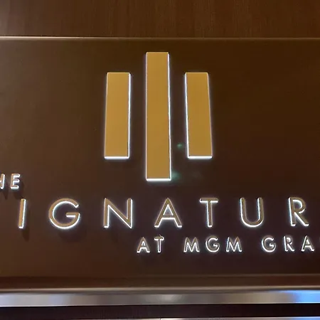 Mgm Signature Deluxe Balcony Strip View Suite-3